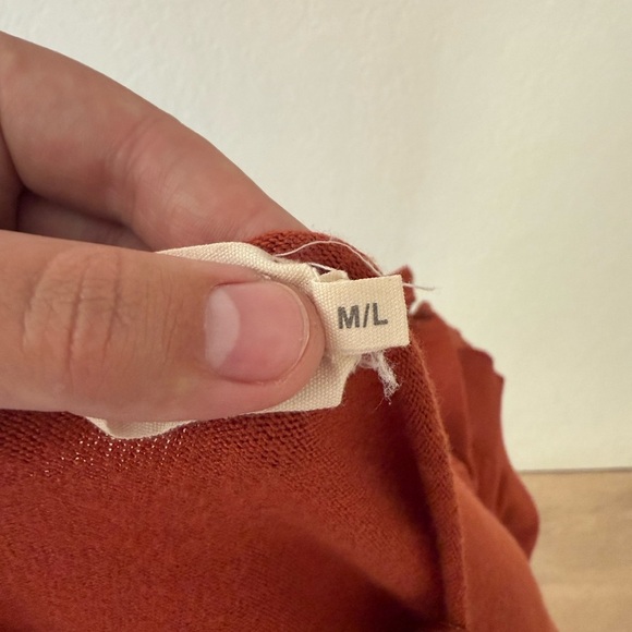 Elegant V-Neck Sweater in Terracotta Color
From Ninexis Size M/L 50% Rayon - Picture 7 of 9